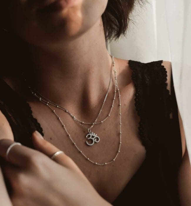 Halskette mit dem Yogasymbol OM in Silber mit Model